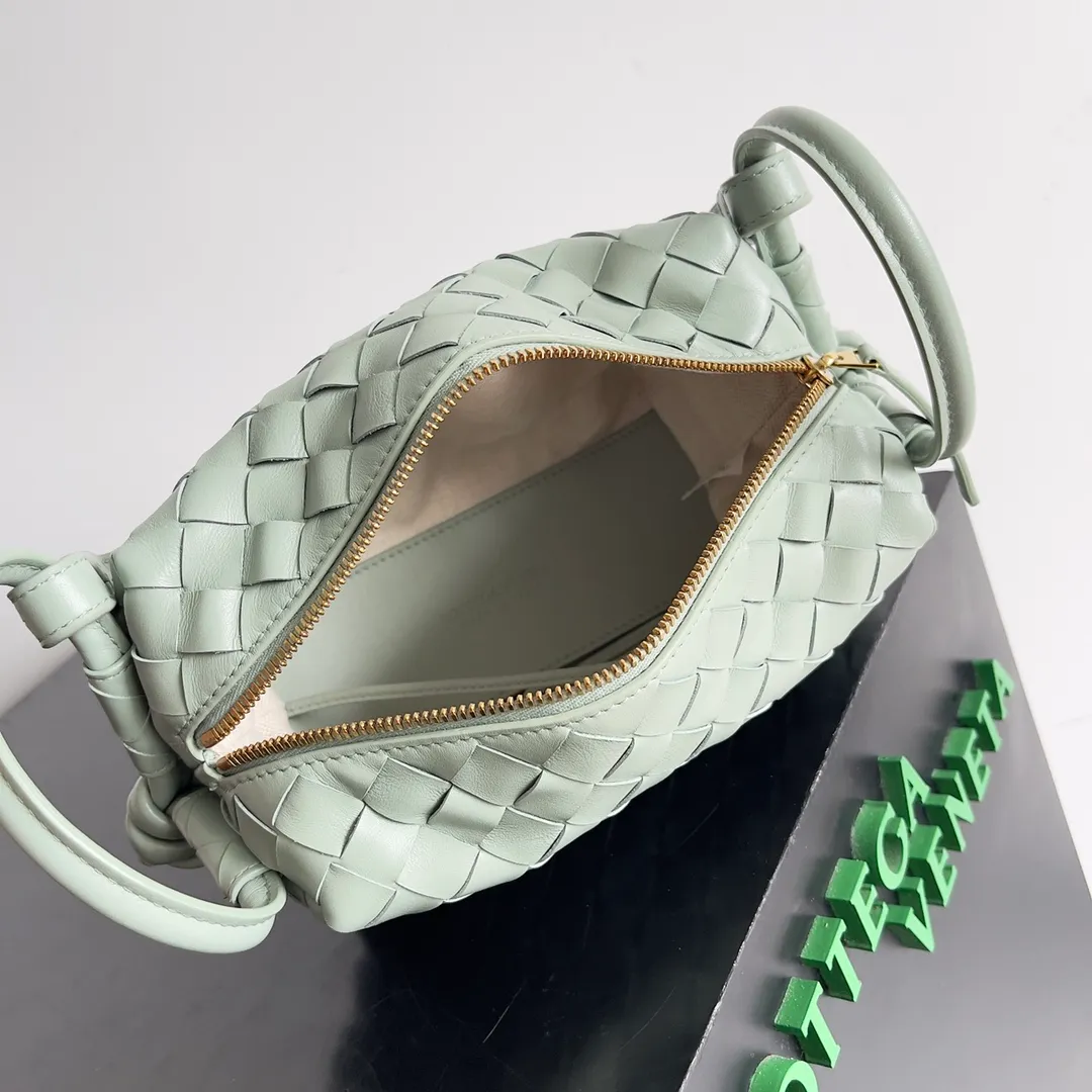 Batch 1360 BOTTEGA VENETA 2024 new loop is here! ! Many girls who like BV have owned the Loop bag. It has a simple appearance, classic weaving, and a compact and lightweight bag shape. This innovation continues the "camera bag" shape. Unlike the traditional Loop bag, which can only be worn as a crossbody bag, this innovation It can be carried by hand or cross-body, satisfying both the concave shape and daily needs. The oversized buckle can be folded and used as a handle. The sultry heat in summer ☀️ usually reduces people's desires. Having a lightweight bag will greatly enhance the happiness of traveling🫧 Style number: 796615 Size: 19*12*9cm